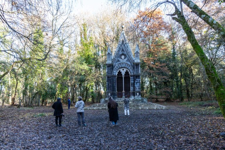 Un gruppo davanti al mausoleo neogotico nel Bosco del Sasseto, a Torre Alfina
