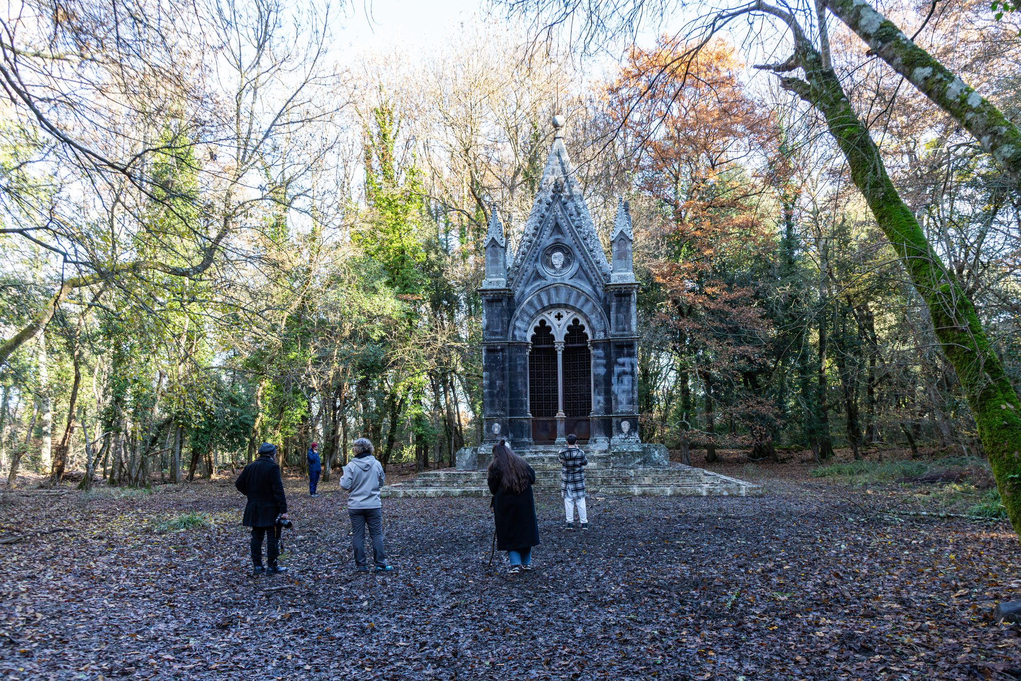 Un gruppo davanti al mausoleo neogotico nel Bosco del Sasseto, a Torre Alfina